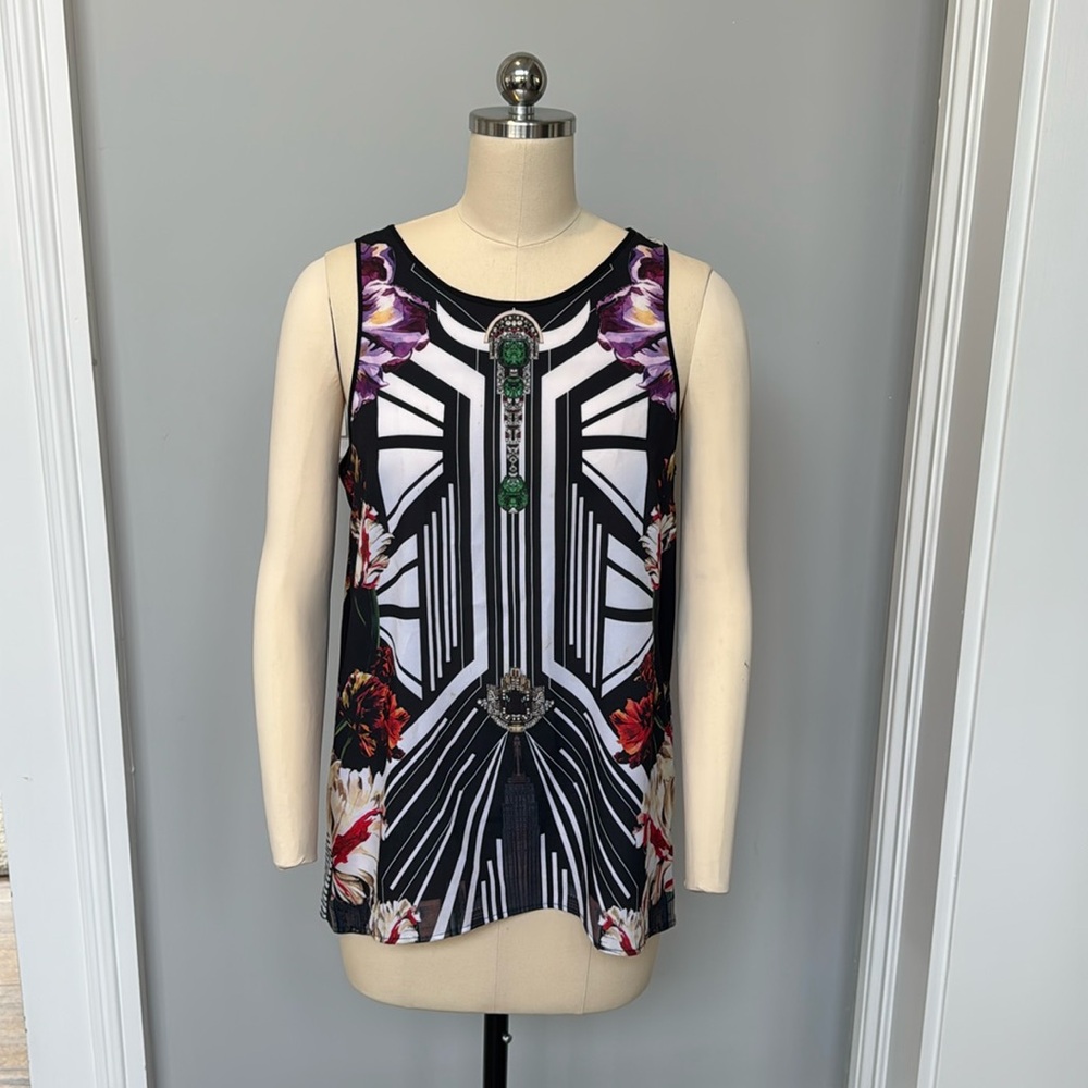 Colorful sleeveless top with slit open back